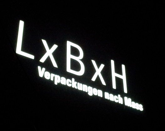 LxBxH Leuchtbeschriftung bei Nacht